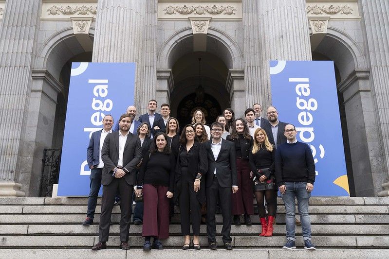 Parte del equipo de Redegal posa en a entrada del edificio de la Bolsa de Madrid junto a su presidente ejecutivo Jorge Vázquez.