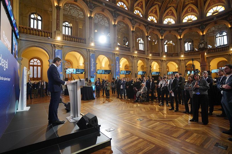 Juan Flames pronuncia ante las cámaras y asistentes el discurso previo a la salida a bolsa de Redegal en el edificio de la Bolsa de Madrid.